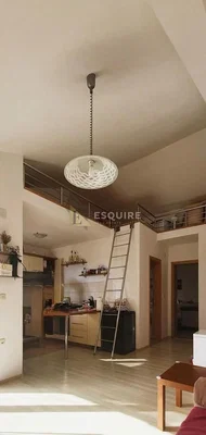 Woonkamer; natuurlijk licht, hoge plafonds