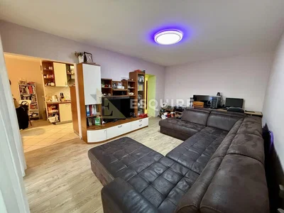 Woonkamer; houten vloer, natuurlijk licht