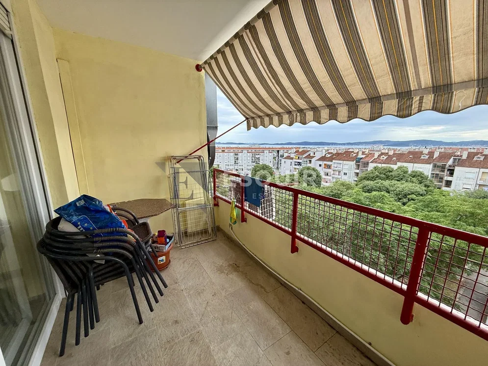 Balkon; uitzicht, tegelvloer