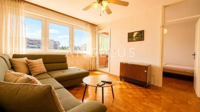Salon; widok, podłoga drewniana, światło dzienne