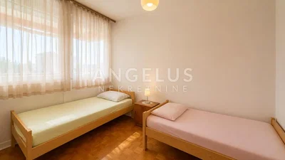 Quarto de criança; luz natural, chão de madeira