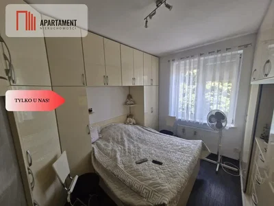 Slaapkamer; houten vloer, natuurlijk licht