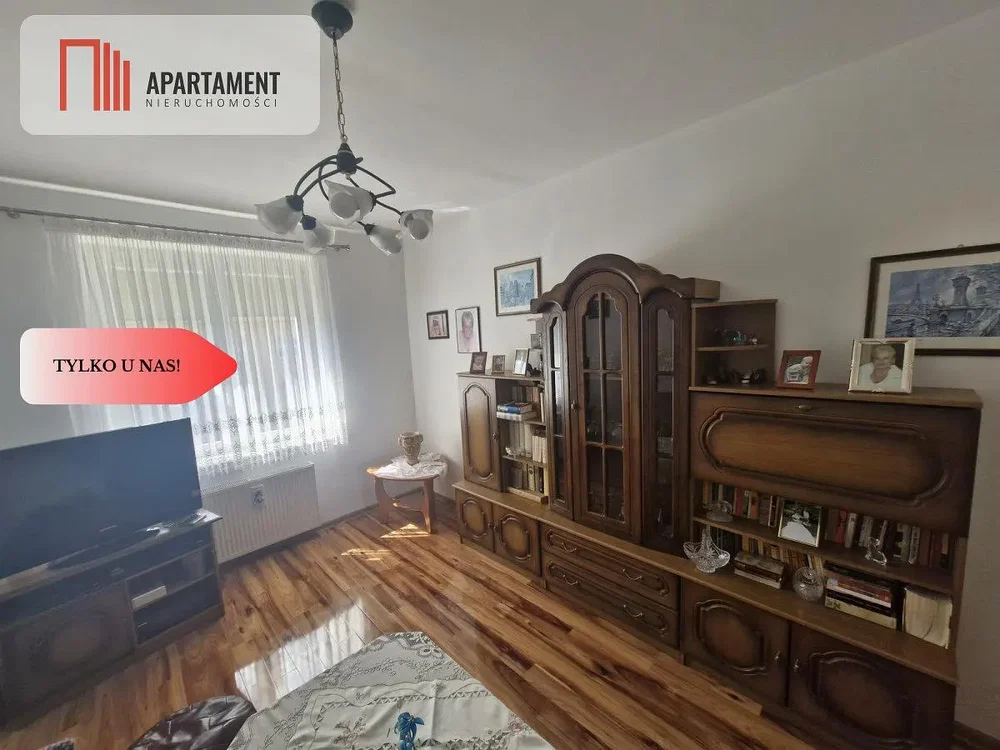 Woonkamer; houten vloer, natuurlijk licht