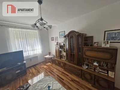 Oturma odası; ahşap zemin, doğal ışık