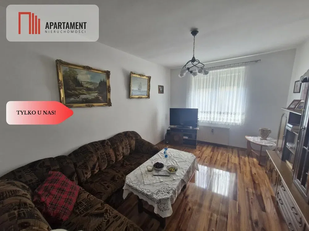 Woonkamer; houten vloer, natuurlijk licht
