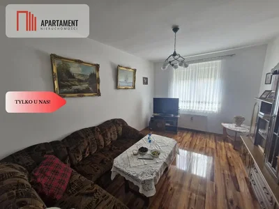 Woonkamer; houten vloer, natuurlijk licht