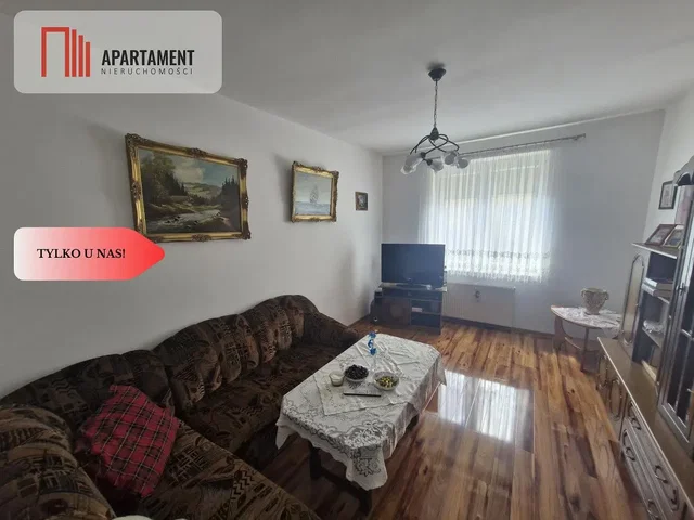 Woonkamer; houten vloer, natuurlijk licht