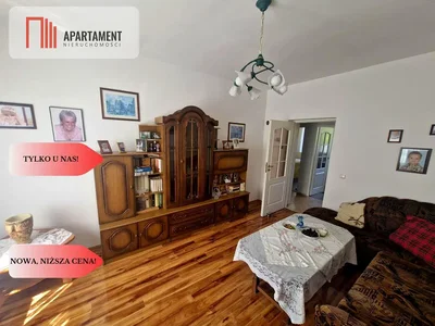 Woonkamer; houten vloer, natuurlijk licht