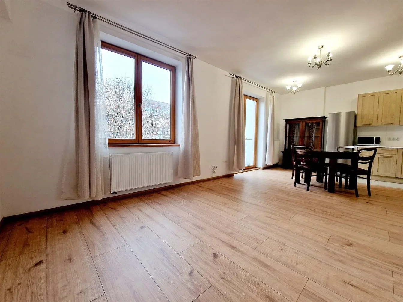 Obývací pokoj; dřevěná podlaha, přirozené světlo