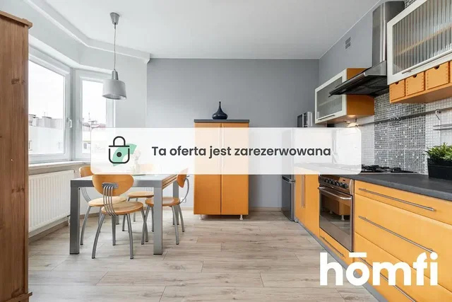 Cocina; electrodomésticos, suelo de madera, luz natural, estilo moderno