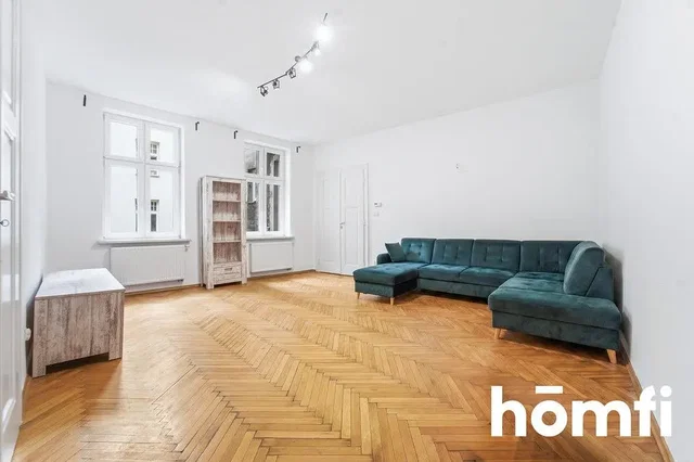 Salón; suelo de madera, luz natural