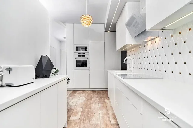 Mutfak; mutfak aletleri, ahşap zemin, doğal ışık, modern stil, tadilatlı