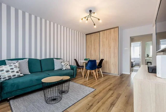 Salón; suelo de madera, luz natural, estilo moderno