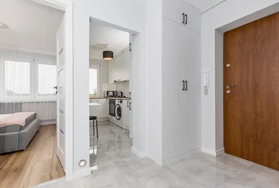Dům a okolí; dřevěná podlaha, dlažba, přirozené světlo