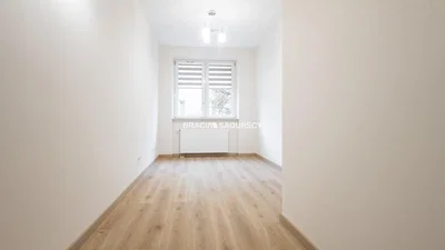 Ostatní; dřevěná podlaha, přirozené světlo