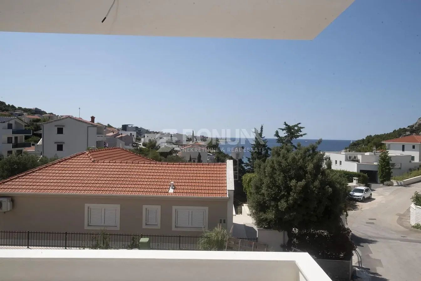 Balcony; view, natural light