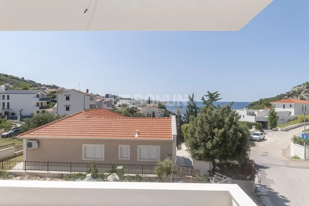 House and surroundings; view, natural light
