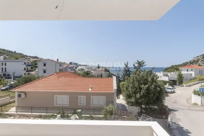 House and surroundings; view, natural light