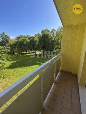 Balkon; výhled, dlažba, přirozené světlo
