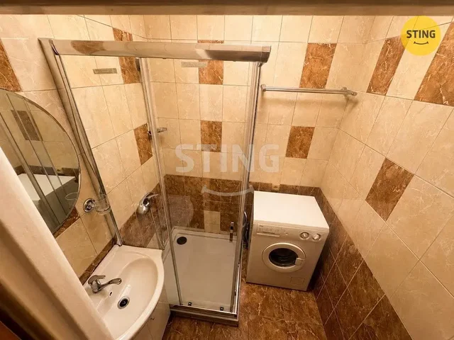 Bagno; pavimento in piastrelle, necessita ristrutturazione