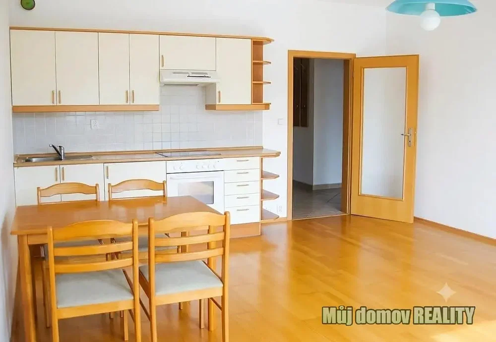 Kuchyně; kuchyňské spotřebiče, dřevěná podlaha, přirozené světlo