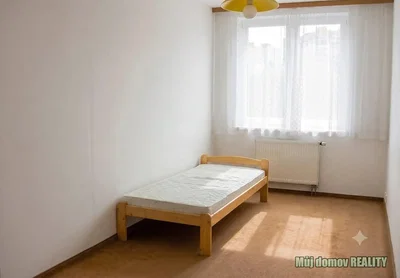 Ložnice; přirozené světlo, nutná rekonstrukce