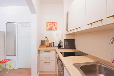 Cucina; elettrodomestici, pavimento in legno, luce naturale