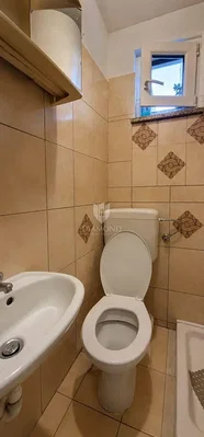 Toaleta; dlažba, nutná rekonstrukce