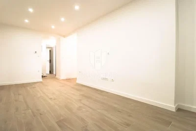 Obývací pokoj; dřevěná podlaha, přirozené světlo