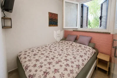 Ložnice; přirozené světlo, dřevěná podlaha
