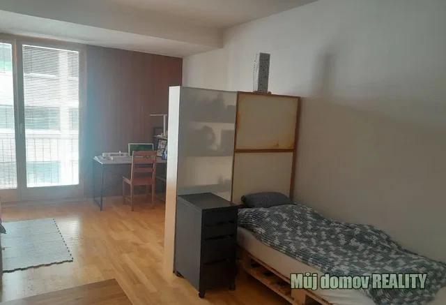 Υπνοδωμάτιο; ξύλινο πάτωμα, φυσικό φως