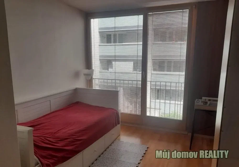 Quarto; luz natural, chão de madeira