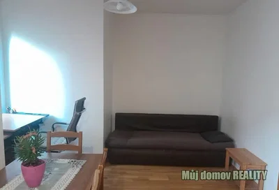 Sala de estar; chão de madeira, luz natural