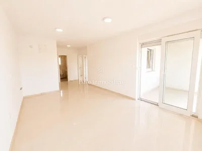 Salon; carrelage, lumière naturelle