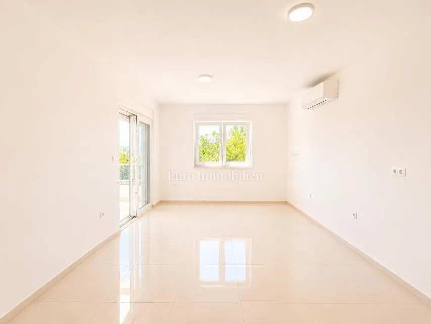 Salon; carrelage, lumière naturelle