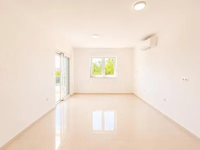 Salon; carrelage, lumière naturelle