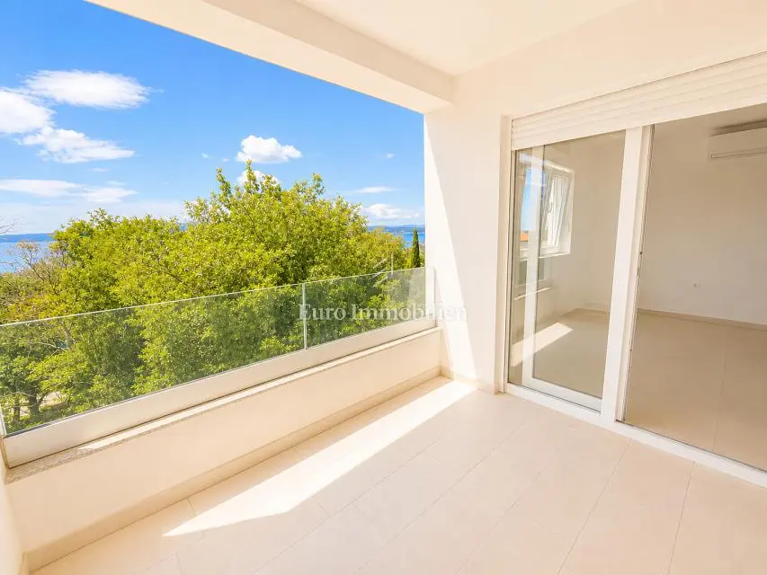 Balcon; vue, lumière naturelle, carrelage