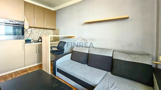 Σαλόνι; συσκευές κουζίνας, ξύλινο πάτωμα, φυσικό φως