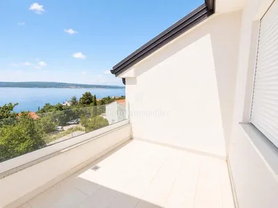 Balcon; vue, carrelage, lumière naturelle