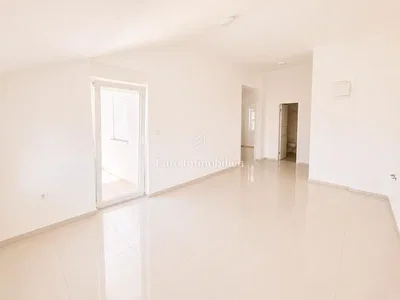 Salon; carrelage, lumière naturelle