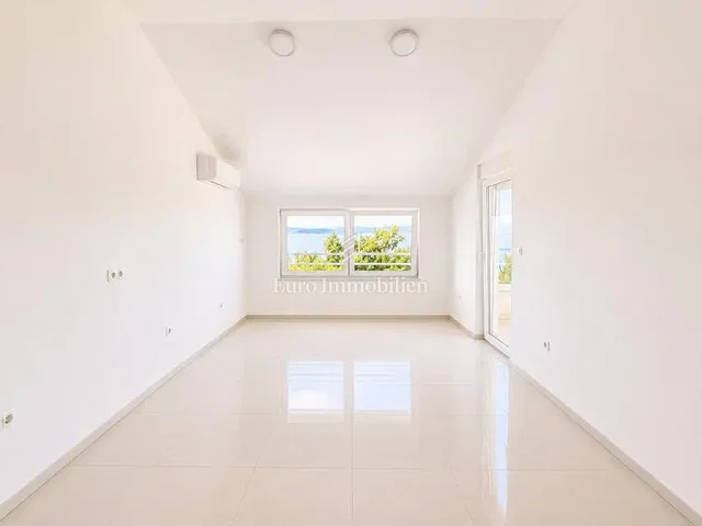 Altro; pavimento in piastrelle, luce naturale, vista