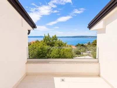 Balcon; vue, carrelage, lumière naturelle