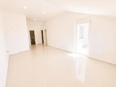 Salon; carrelage, lumière naturelle