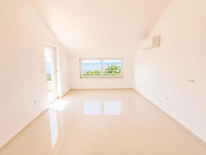 Salon; carrelage, lumière naturelle, vue