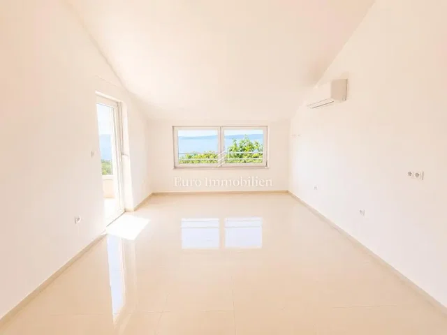 Soggiorno; pavimento in piastrelle, luce naturale, vista
