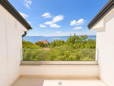 Balcon; vue, carrelage, lumière naturelle