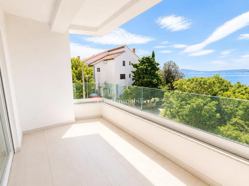 Balkon; výhled, dlažba, přirozené světlo