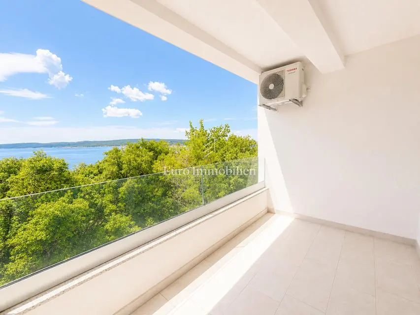 Balkon; výhled, přirozené světlo, dlažba