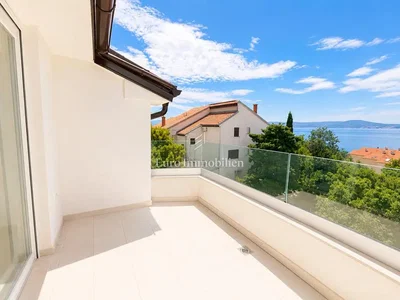 Balkon; výhled, dlažba, přirozené světlo