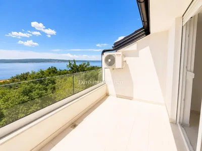 Balkon; výhled, dlažba, přirozené světlo
